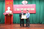 Phó Chủ tịch Thường trực UBND tỉnh Hoàng Gia Long trao Huy hiệu 30 năm tuổi Đảng cho đồng chí Ngô Trọng Hà.