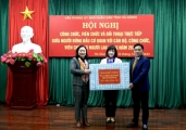 Đồng chí Phạm Thúy Chinh, Phó Chủ nhiệm Ủy ban Tài chính – Ngân sách của Quốc hội tặng quà và chụp ảnh lưu niệm cùng lãnh đạo Văn phòng UBND tỉnh.