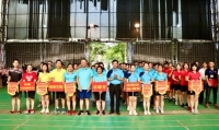 Lãnh đạo Sở Nội vụ và lãnh đạo Văn phòng Đoàn ĐBQH và HĐND tỉnh trao cờ lưu niệm cho các đơn vị tham dự giải.