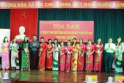 Chủ tịch UBND tỉnh Nguyễn Văn Sơn, Phó Chủ tịch UBND tỉnh Trần Đức Quý tặng hoa chúc mừng chị em phụ nữ Văn phòng UBND tỉnh.