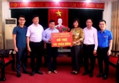 Đồng chí Lại Thị Hương trao tiền ủng hộ cho đại diện Ủy ban Mặt trận Tổ quốc huyện Quang Bình.