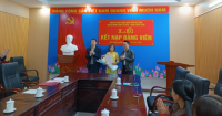 Ban Chi ủy Chi bộ Hành chính Tổ chức - Hành chính công trao Quyết định kết nạp Đảng viên và tặng hoa chúc mừng đảng viên mới Mai Bảo Vân.