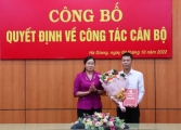 Đồng chí Hà Thị Minh Hạnh, Phó Chủ tịch UBND tỉnh trao Quyết định, tặng hoa cho đồng chí Đặng Quang Huy, Phó Giám đốc Trung tâm Phục vụ Hành chính công tỉnh.