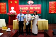 Ủy viên BCH Đảng bộ Văn phòng tặng hoa chúc mừng đồng chí Phạm Minh Tuấn và Hồ Thị Giang tái cử giữ chức Bí thư, Phó Bí thư Chi bộ.