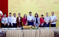 Các đồng chí lãnh đạo Văn phòng UBND tỉnh - trao quà và tặng hoa chúc mừng cán bộ, CCVC, người lao động  cơ quan Văn phòng có sinh nhật tháng 11/2018.