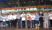 Chủ tịch UBND tỉnh Nguyễn Văn Sơn cùng các đồng chí trong Thường trực UBND tỉnh tặng hoa chúc mừng các vận động viên tại Lễ khai mạc