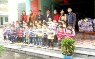 Đồng chí Nguyễn Huy Sắc, Phó Chánh Văn phòng UBND tỉnh, tặng áo ấm cho các em học sinh trường Mầm non Minh Tân, huyện Vị Xuyên