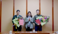 Đồng chí Lại Thị Hương, Ủy viên Ban chấp hành Đảng ủy, Phó Chánh Văn phòng UBND tỉnh, Trao Quyết định, tặng hoa chúc mừng các đồng chí được bổ nhiệm