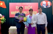 Đồng chí Lành Văn Sơn, Thường trực Đảng ủy Văn phòng UBND tỉnh, tặng hoa chúc mừng Ban Chi ủy khóa mới, nhiệm kỳ 2017 - 2020