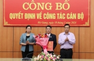 Chủ tịch UBND tỉnh Nguyễn Văn Sơn và Phó Chủ tịch UBND tỉnh Hà Thị Minh Hạnh trao Quyết định, tặng hoa chúc mừng  đồng chí Lê Thanh Sơn - tân Giám đốc Sở Xây dựng.