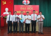 Lãnh đạo Đảng bộ Văn phòng tặng hoa chúc mừng Ban Chi uỷ khóa mới nhiệm kỳ 2017 – 2020.
