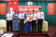 Đồng chí Nguyễn Tiến Hùng, Phó Bí thư Đảng ủy, Phó Chánh Văn phòng UBND tỉnh tặng hoa chúc mừng Ban Chi ủy khóa mới.