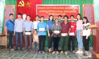 Đại diện Đoàn thanh niên - Hội phụ nữ Văn phòng Bộ Quốc phòng - Công ty Cổ phần lưu trữ Việt Nam trao quà các gia đình bị thiệt hại do lũ quét xã Bản Rịa, huyện Quang Bình.
