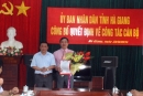 Đồng chí Nguyễn Minh Tiến trao quyết định, tặng hoa đồng chí Đinh Thế Mạnh.