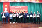 Lãnh đạo Văn phòng UBND tỉnh trao trao Giấy khen và tặng thưởng cho các tập thể, cá nhân đạt thành tích xuất sắc trong công tác.