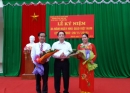 Đồng chí Trần Trọng Thành Trưởng phòng Hành chính - Tổ chức, Giám đốc Trung tâm Công báo -  Tin học tặng hoa tri ân các thầy cô giáo tại Lễ kỷ niệm