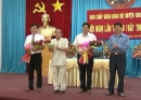 Đồng chí Vương Mí Vàng, Phó bí thư thường trực Tỉnh ủy, Chủ tịch HĐND tỉnh tặng hoa các cán bộ  được luân chuyển.