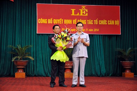 Bí thư Tỉnh ủy Triệu Tài Vinh trao Quyết định của BTV Tỉnh ủy và tặng hoa cho đồng chí Dương Minh Hòa