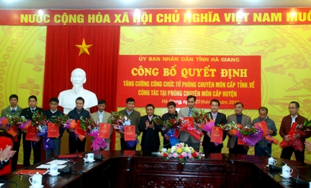 Phó Chủ tịch UBND tỉnh Nguyễn Minh Tiến tặng hoa, trao Quyết định cho cán bộ công chức từ phòng chuyên môn cấp tỉnh về công tác tại phòng chuyên môn cấp huyện