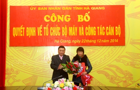 Đồng chí Nguyễn Minh Tiến lên trao Quyết định bổ nhiệm công chức lãnh đạo cho đồng chí Đoàn Thị Tân Hương.