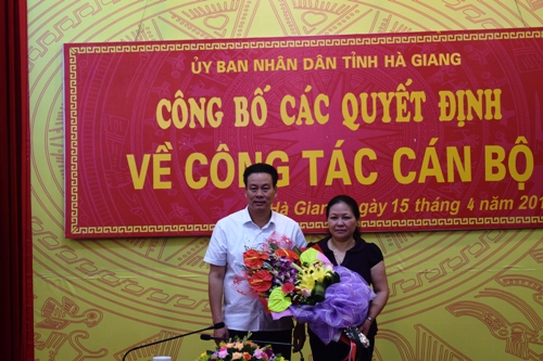 Chủ tịch UBND tỉnh Nguyễn Văn Sơn tặng hoa đồng chí Nguyễn Thị Hương về nghỉ công tác