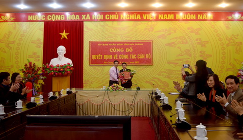 Đồng chí Nguyễn Văn Sơn, Phó Bí thư Tỉnh ủy, Chủ tịch UBND tỉnh trao Quyết định bổ nhiệm của UBND tỉnh cho đồng chí Nguyễn Thế Bình