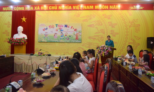 Đồng chí Hà Thị Minh Hạnh, Phó Chủ tịch UBND tỉnh phát biểu chúc mừng các cháu thiếu niên, nhi đồng nhân dịp ngày quốc tế thiếu nhi 1-6