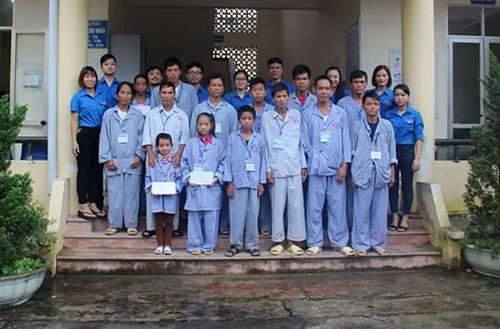 Đoàn thanh niên chụp ảnh lưu niệm cùng các bệnh nhân đang điều trị tại Bệnh viện Lao và bệnh Phổi
