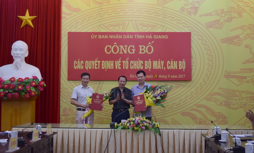 Đồng chí Trần Đức Quý, Phó Chủ tịch UBND tỉnh trao Quyết định, tặng hoa chúc mừng cho 2 đồng chí: Ma Ngọc Giang, Nguyễn Thanh Giang
