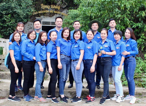 Đoàn viên thanh niên tại điểm du lịch Hang Lùng Khúy - huyện Quản Bạ