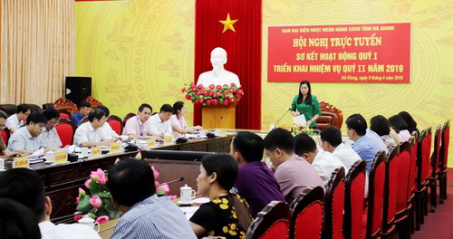 Đồng chí Hà Thị Minh Hạnh, Phó Chủ tịch UBND tỉnh – Trưởng Ban đại diện HĐQT Ngân hàng chính sách xã hội tỉnh phát biểu tại hội nghị.