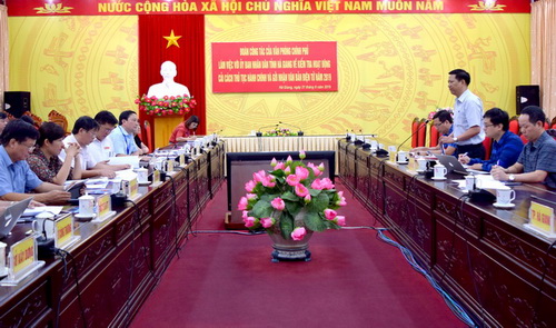 Đồng chí Nguyễn Duy Hoàng, Phó cục trưởng Cục Kiểm soát TTHC của Văn phòng Chính phủ, Trưởng đoàn công tác, phát biểu tại buổi làm việc với UBND tỉnh Hà Giang.