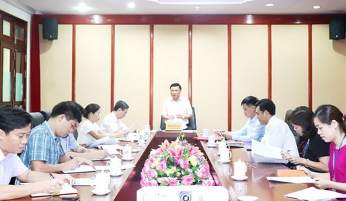 Phó Chủ tịch Thường trực UBND tỉnh Nguyễn Minh Tiến kết luận tại cuộc họp.