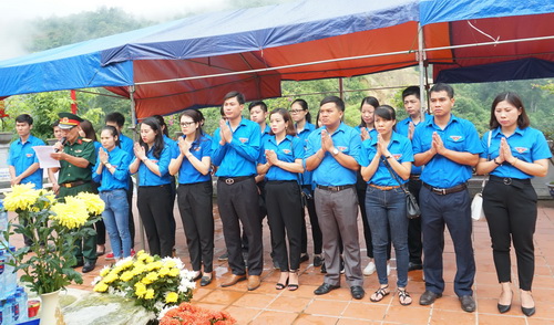 Đoàn thanh niên 4 cơ quan viếng Đài tưởng niệm 468 Vị Xuyên
