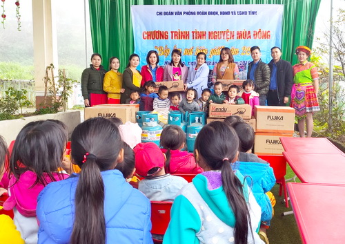 Đoàn thanh niên Văn phòng Đoàn ĐBQH, HĐND và UBND tỉnh tặng quà, động viên thầy và trò Trường mầm non xã Nàn Xỉn, huyện Xín Mần.