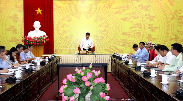 Chánh Văn phòng Đoàn ĐBQH, HĐND và UBND tỉnh Lương Văn Đoàn phát biểu tại cuộc họp.