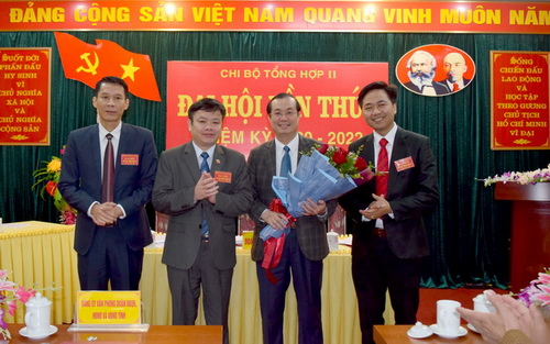 Đồng chí Nguyễn Huy Sắc, Thường trực Đảng ủy, Phó Chánh Văn phòng Đoàn ĐBQH, HĐND và UBND tỉnh, tặng hoa chúc mừng Ban Chi ủy khóa mới, nhiệm kỳ 2020 - 2022.