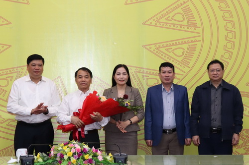 Các đồng chí lãnh đạo Văn phòng tặng hoa chúc mừng đồng chí Trần Văn Toát đã hoàn thành xuất sắc nhiệm vụ.