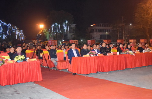 Đại biểu dự Chương trình nghệ thuật “Sáng mãi niềm tin” mừng 90 năm Ngày thành lập Đảng Cộng sản Việt Nam.
