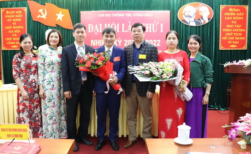 Đồng chí Lành Văn Sơn, Thường vụ Đảng ủy Văn phòng Đoàn ĐBQH, HĐND và UBND tỉnh - tặng hoa chúc mừng Ban Chi ủy khóa mới.