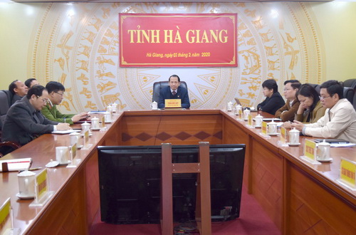 Phó Chủ tịch UBND tỉnh Trần Đức Quý cùng các đại biểu tại điểm cầu tỉnh Hà Giang.