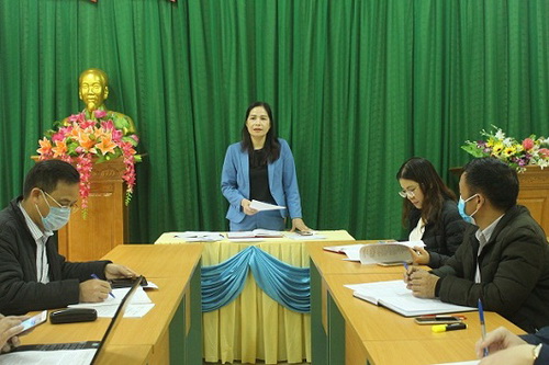 Đồng chí Phạm Thị Hồng Yên, Phó Chánh Văn phòng Đoàn ĐBQH, HĐND và UBND tỉnh trao tiền hỗ trợ cho xã