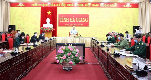 Chủ tịch UBND tỉnh Nguyễn Văn Sơn phát biểu chỉ đạo tại cuộc họp.