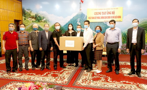 Hội đồng hương Hà Giang tại Hà Nội trao tặng 16.000 khẩu trang cho tỉnh Hà Giang.