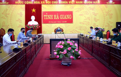 Phó Chủ tịch UBND tỉnh Trần Quý cùng các đại biểu dự họp tại điểm cầu tỉnh Hà Giang.
