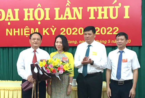 Đồng chí Lương Văn Đoàn - Bí thư Đảng ủy Văn phòng Đoàn ĐBQH, HĐND và UBND tỉnh, tặng hoa chúc mừng Ban Chỉ ủy nhiệm kỳ mới.