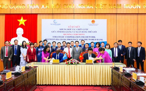 Dưới sự chứng kiến của Bí thư Tỉnh ủy Đặng Quốc Khánh và các đại biểu, Chủ tịch UBND tỉnh Nguyễn Văn Sơn và Ngài Ousmane Dione - Giám đốc quốc gia, WB tại Việt Nam đã ký kết “Khung hợp tác chiến lược”.