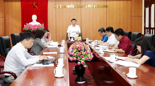 Phó Chủ tịch Thường trực UBND tỉnh Nguyễn Minh Tiến kết luận cuộc họp.