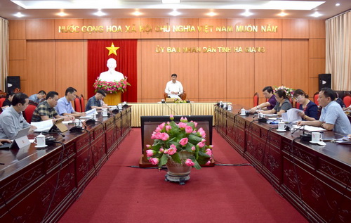 Đồng chí Lương Văn Đoàn, Bí thư Đảng ủy, Chánh Văn phòng Đoàn ĐBQH, HĐND và UBND tỉnh chủ trì và phát biểu chỉ đạo tại cuộc họp.