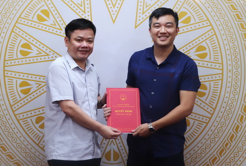 Đồng chí Nguyễn Huy Sắc, Phó Chánh Văn phòng Đoàn ĐBQH, HĐND và UBND tỉnh trao Quyết định bổ nhiệm cho đồng chí Nguyễn Quang Hưng.
